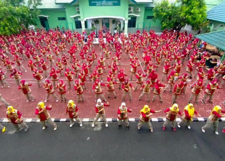 Kenakan Pakaian Olahraga Motif Aceh, Persit Kodim Aceh Utara Senam Bersama