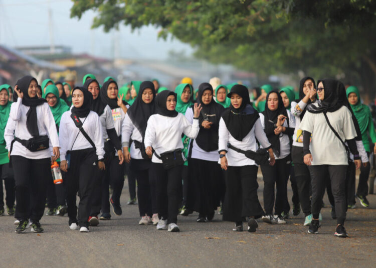 Jaga Kesehatan, Ibu-Ibu Persit Jalan Sehat Kelilingi Waduk Lhokseumawe