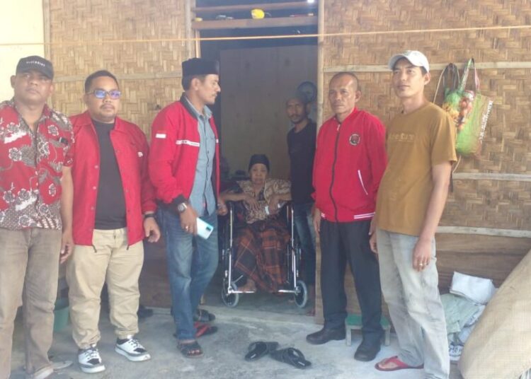 Penuh Haru, Warga Terima Bantuan Kursi Roda Dari PDIP Aceh Utara