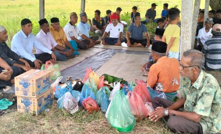 Jaga Kearifan Lokal, Warga Alue Keujruen Gelar Kenduri Turun Ke Sawah