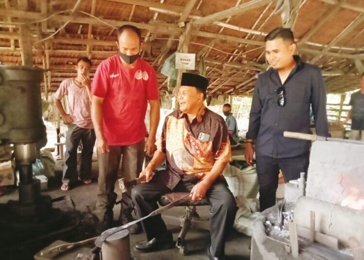 Abdulah Puteh Kunjungi Kerajinan Pande Besi Di Aceh Utara