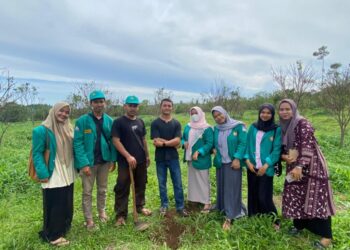 Mahasiswa KKN XXI-11 Beri Edukasi Pembuatan Pupuk Organik Dari Jeruk Busuk