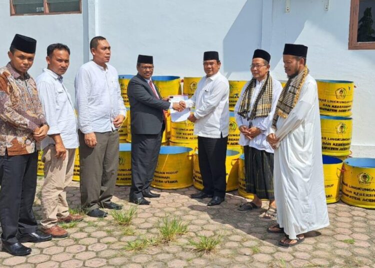 Atasi Permasalahan Sampah, Anggota DPRK Aceh Utara Serahkan 220 Tong Sampah