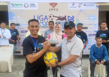 Danrem 011/Lilawangsa Serahkan Bola Kaki Saat Pembukaan Liga Eksekutif JPFC