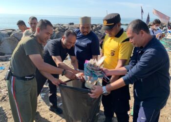 Lestarikan Lingkungan, Kodim Aceh Utara Bersama Masyarakat Bersihkan Pesisir Pantai Jagu