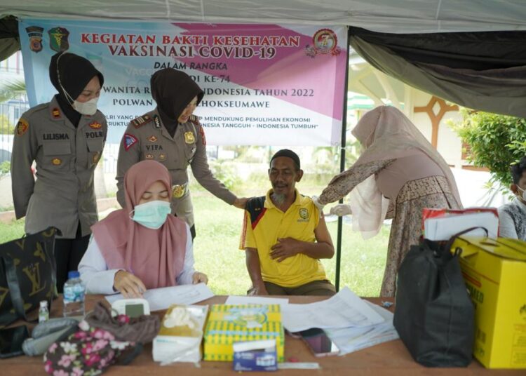 Sambut HUT Ke-74, Polwan Polres Lhokseumawe Gelar Pengobatan Gratis