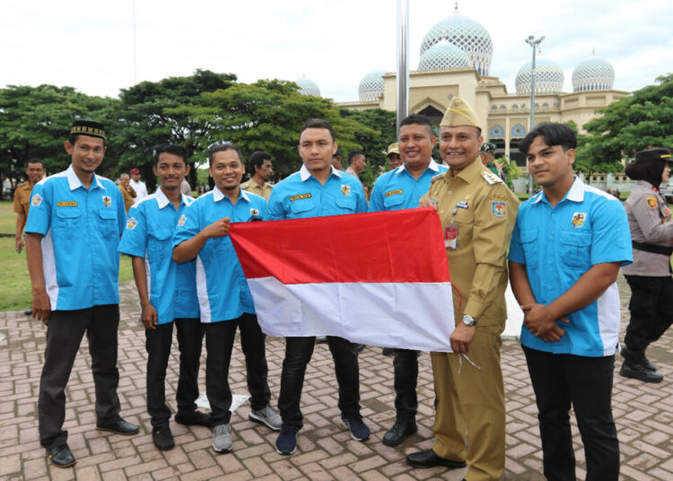 Semarakkan HUT RI ke-77, Pj Wali Kota Lhokseumawe Bagikan 10 Ribu Bendera Merah Putih