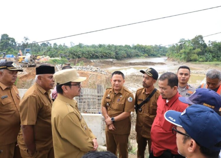 Tinjau Bendungan Krueng Pase, Bupati Minta Rekanan Cari Solusi Pengairan Sawah Warga
