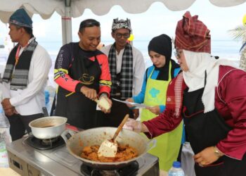 Usai Gowes Santai, Pj Wali Kota Lhokseumawe dan Istri Marandang di Rakernas APEKSI Padang