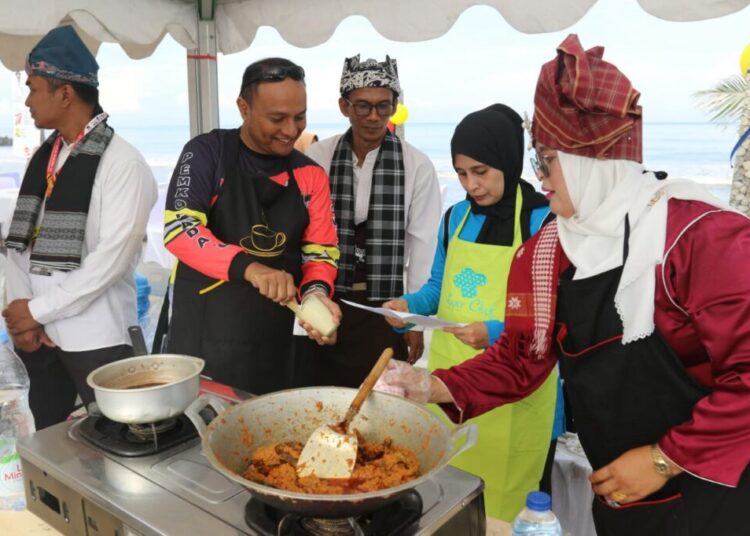 Usai Gowes Santai, Pj Wali Kota Lhokseumawe dan Istri Marandang di Rakernas APEKSI Padang