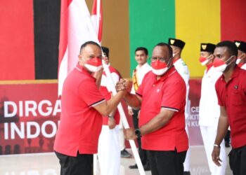 Pj Wali Kota Lhokseumawe Terima Bendera Merah Putih Dari Wamendagri