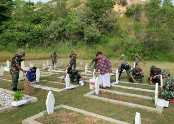Sambut HUT RI Ke-77, TNI Dibantu Warga Gotong Royong Bersihkan Makam Pahlawan
