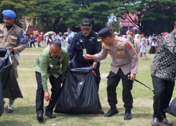 Kapolres Bersama Wali Kota Lhokseumawe Kompak Pungut Sampah di Lapangan Hiraq
