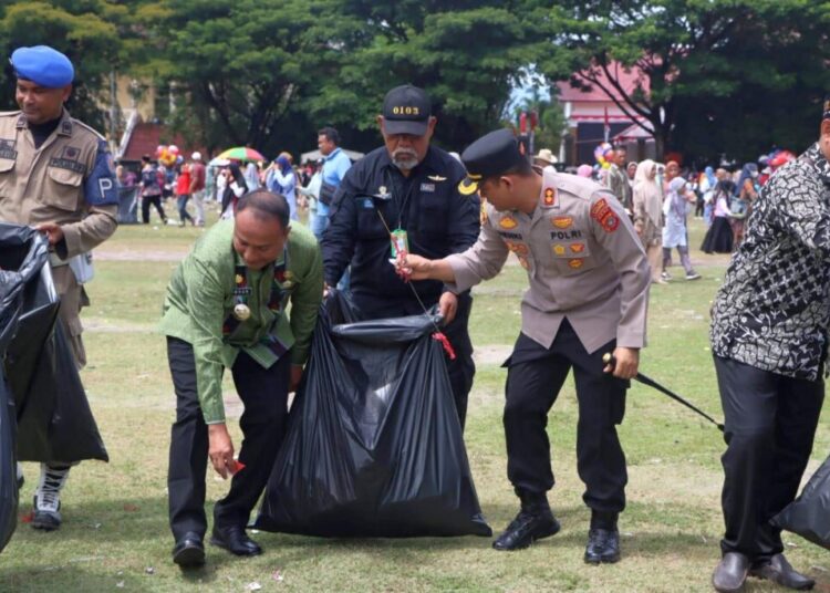Kapolres Bersama Wali Kota Lhokseumawe Kompak Pungut Sampah di Lapangan Hiraq