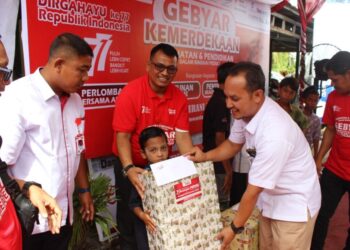 Momen HUT Ke-77 RI, Elmansyur Peduli Serahkan Beasiswa dan Santunan Penderita Autisme