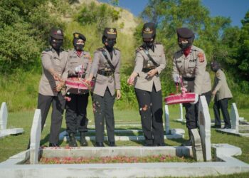 Rayakan HUT Ke-74, Polwan Polres Lhokseumawe Tabur Bunga di Taman Makam Pahlawan