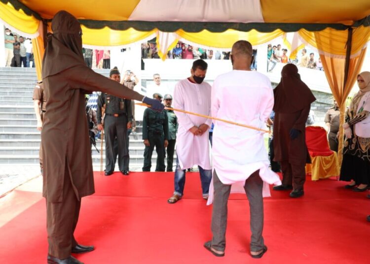 Predator Seksual Terhadap Anak Dicambuk di Halaman Kantor Bupati Aceh Utara