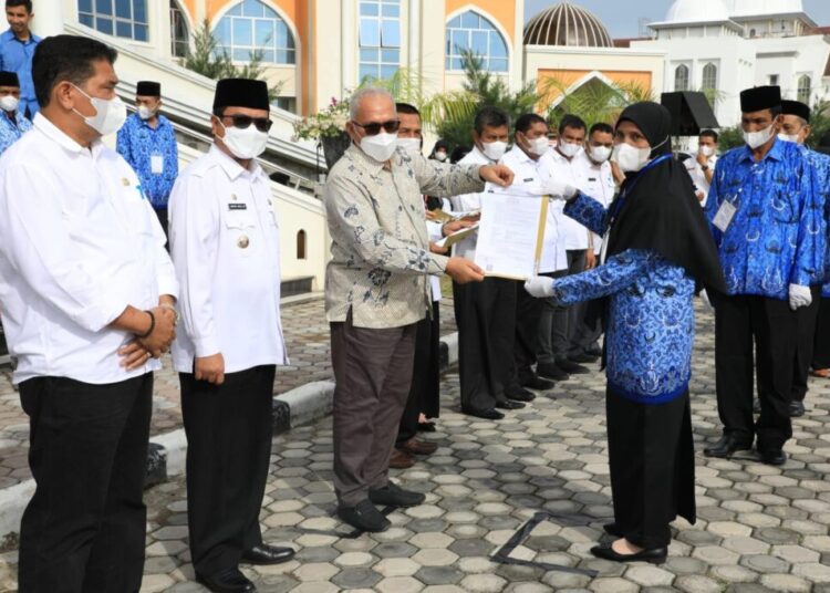 Pj Bupati Aceh Utara Dampingi Sekda Aceh Serahkan SK Pensiun ASN