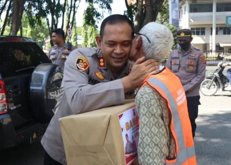 Polres Lhokseumawe Salurkan 350 Bansos Kepada Abang Becak dan Petugas Kebersihan