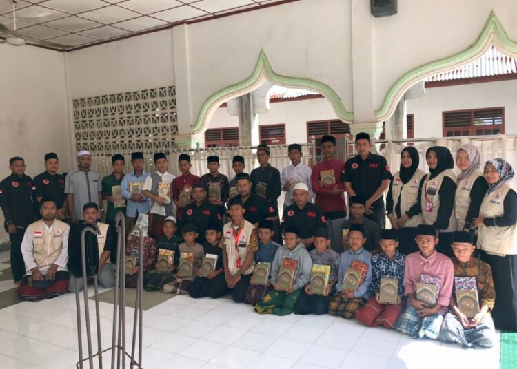 Jumat Berkah, BFLF Lhokseumawe Salurkan Wakaf Kitab dan Sembako