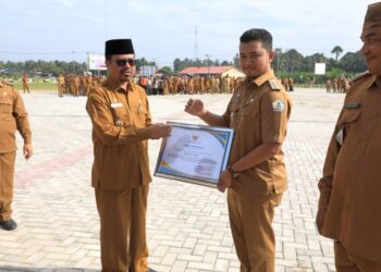 Sukses Koordinasi Pajak Daerah Dari APBG, Camat Cot Girek Diganjar Penghargaan Bupati