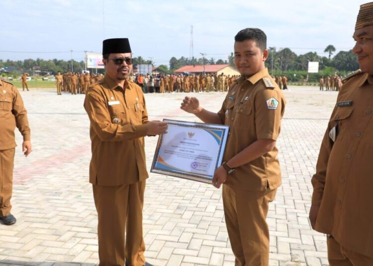 Sukses Koordinasi Pajak Daerah Dari APBG, Camat Cot Girek Diganjar Penghargaan Bupati