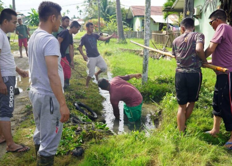 Jaga Kebersihan Lingkungan, Ratusan Prajurit TNI Berjibaku Dengan Lumpur