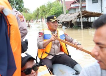 Turun Langsung ke Lokasi Banjir, Kapolres Aceh Utara Serahkan Bantuan kepada Warga