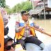 Turun Langsung ke Lokasi Banjir, Kapolres Aceh Utara Serahkan Bantuan kepada Warga
