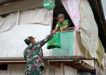 Terobos Banjir, Dandim Aceh Utara Salurkan Bantuan Sembako kepada Warga