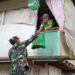 Terobos Banjir, Dandim Aceh Utara Salurkan Bantuan Sembako kepada Warga