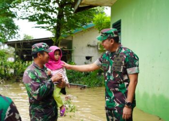 Danrem Lilawangsa Terobos Banjir Temui Warga dan Prajurit