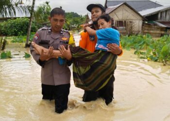 Kapolsek Indra Makmu Evakuasi Ibu Melahirkan saat Banjir