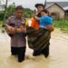 Kapolsek Indra Makmu Evakuasi Ibu Melahirkan saat Banjir