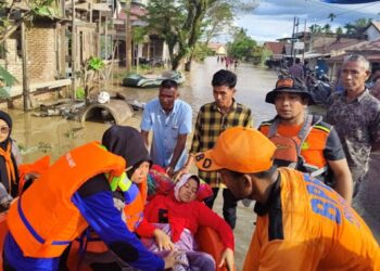 Relawan KSR PMI Unimal Bantu Evakuasi Ibu Melahirkan dalam Banjir Aceh Utara