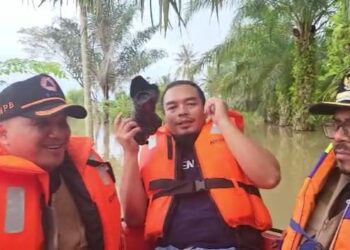Pj Bupati Aceh Utara Arungi Banjir Distribusi Bantuan ke Desa Terisolir
