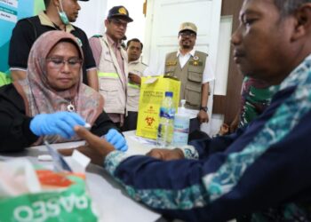 Pantau Pengobatan Warga Pasca Banjir, Bupati Ini Disuguhi Kue Ulang Tahun