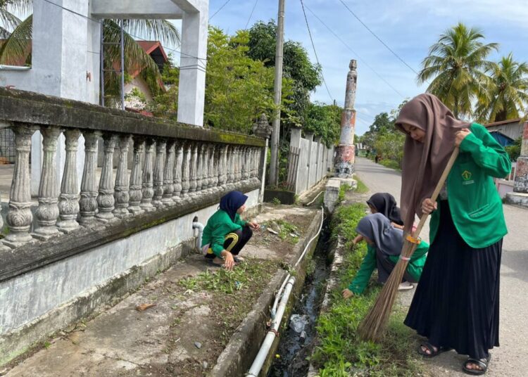 Mahasiswa KKN Unimal Gotong Royong Bersihkan Meunasah Keude Bayu