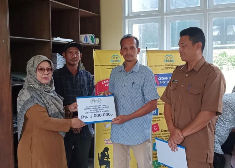 Baitul Mal Aceh Utara Salurkan Bantuan Pasca Banjir, Rp 1 Juta per KK