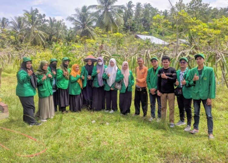 Mahasiswa KKN Tematik UNIMAL Lakukan Studi di Agrowisata Taman Buah Naga di Padang Sakti