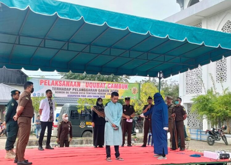 Kejari Pidie Jaya Eksekusi Cambuk Terpidana Agen Chip Higgs Domino