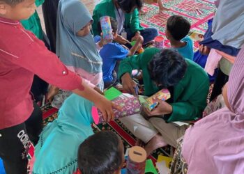 Mahasiswa KKN Unimal Ajari Anak-Anak Pulo Iboih Kerajinan Tangan dari Limbah Plastik