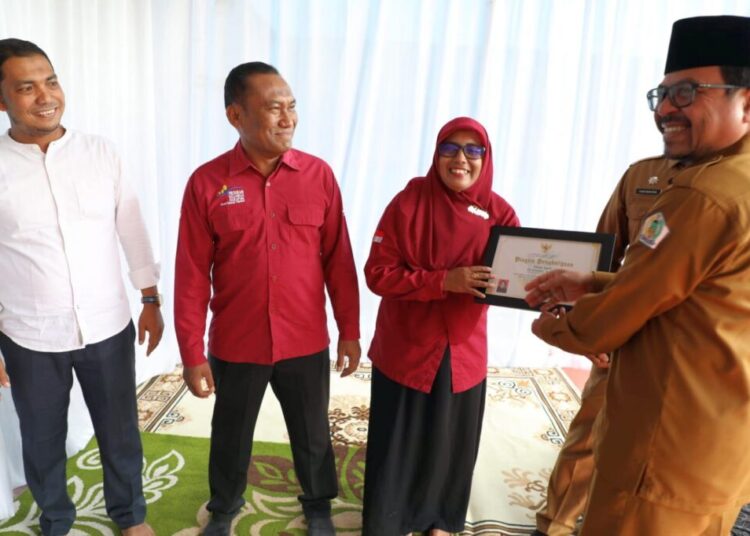 Pendamping PKH Terima Penghargaan dari Pj Bupati Aceh Utara