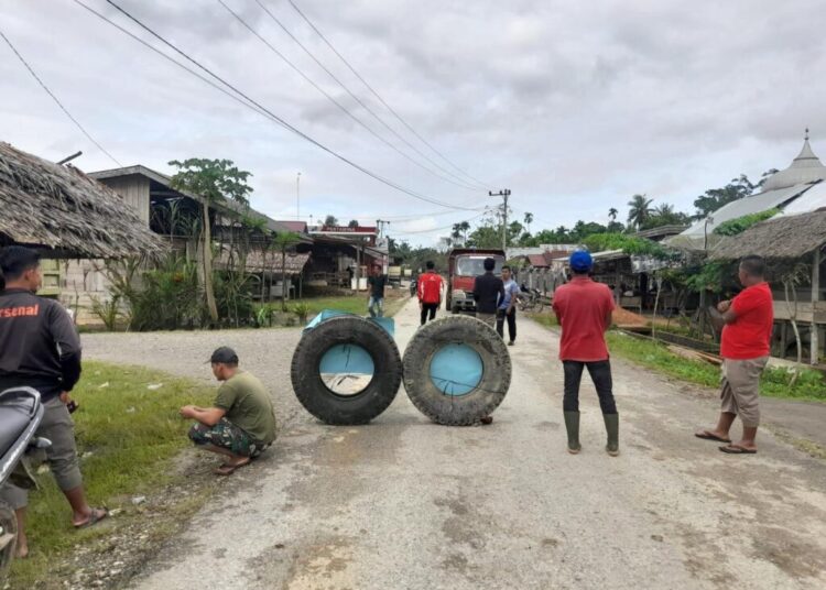 Warga dari Sembilan Desa Blokir Jalan Buket Hagu Lhoksukon