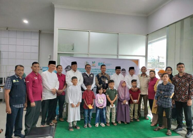 Pj Bupati Aceh Utara Serahkan Bansos Atensi untuk 326 Yatim Piatu