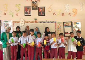 Mahasiswa KKN Tematik Unimal Edukasi Siswa SDN 17 Dewantara Menabung Sejak Dini