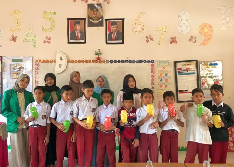 Mahasiswa KKN Tematik Unimal Edukasi Siswa SDN 17 Dewantara Menabung Sejak Dini