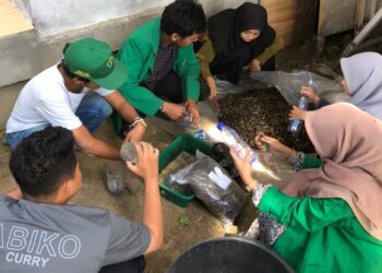 Manfaatkan Botol Plastik Bekas Sebagai Media Tanam, Ini yang Dilakukan Mahasiswa KKN Unimal