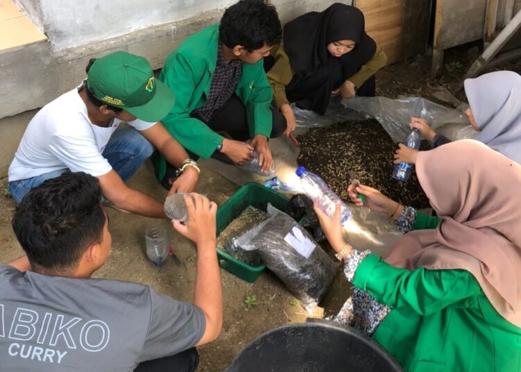 Manfaatkan Botol Plastik Bekas Sebagai Media Tanam, Ini yang Dilakukan Mahasiswa KKN Unimal
