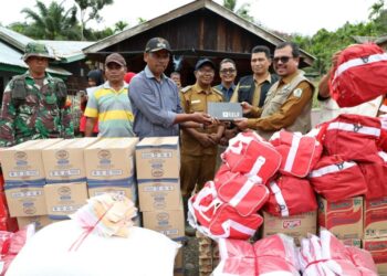 Kunjungi Korban Banjir Langkahan, Pj Bupati Aceh Utara Serahkan Bantuan Darurat